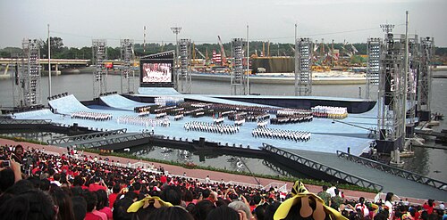 2007 年 8 月 9 日、マリーナ ベイのフロートでシンガポールの第 42 回建国記念日パレードが開催されました。
