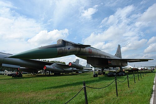 スホーイ T-4 (Su-100)