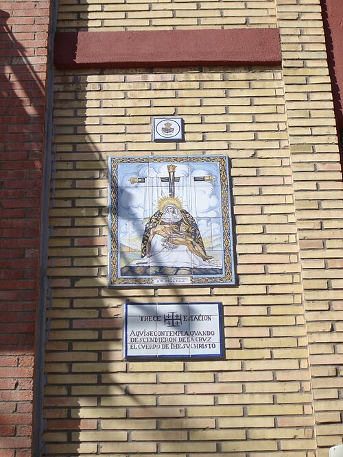 第 13 ステーション。イエスの遺体は十字架から降ろされます。[28] (Santísimo Cristo de la Misericordia y Ntra. Sra de la Piedad, Hdad. del Baratillo)