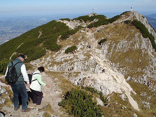 ウンタースベルク山の頂上に立つ観光客たち。