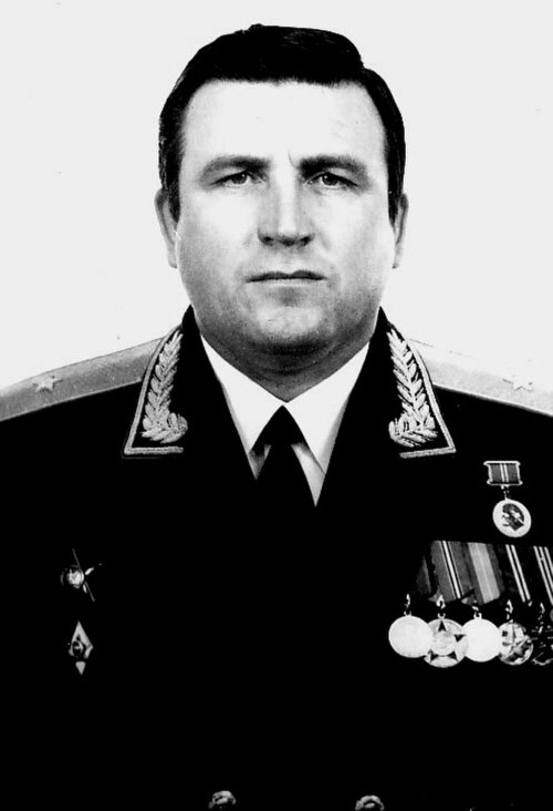 1987年から1990年まで同校を指揮したアレクサンダー・ロバノフ少将