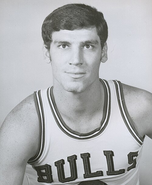「Bulls」と書かれた白いユニフォームを着た白人男性の白黒写真。