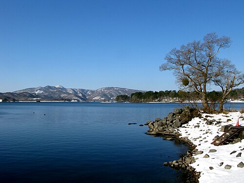 岸辺が雪に覆われた冬の保原湖