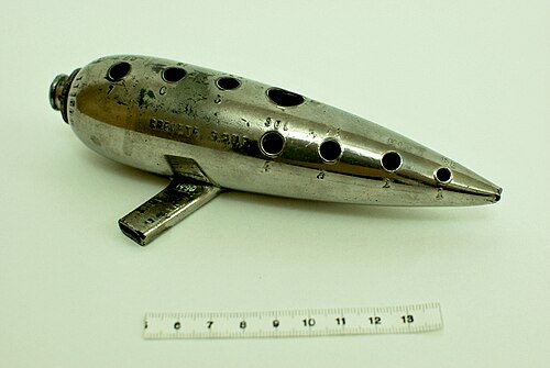 1875 年の金属製横型オカリナ