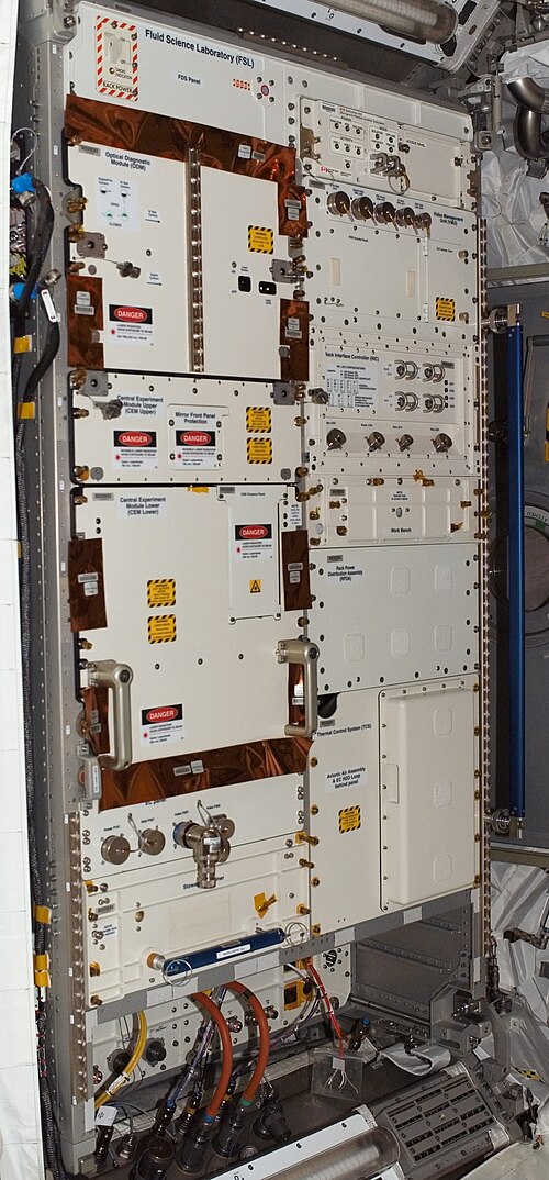 NASA画像：ISS016E031567 - コロンバス実験室に設置された流体科学実験室。第16次長期滞在ミッション中に撮影された画像。