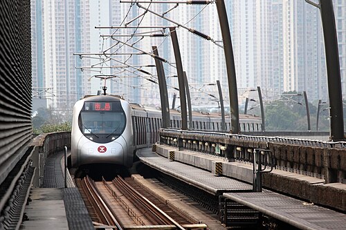 8両編成の西鉄線SP1900が龍坪駅で試験走行中