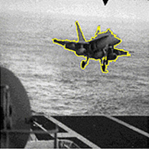 戦闘機が空母に着艦する写真