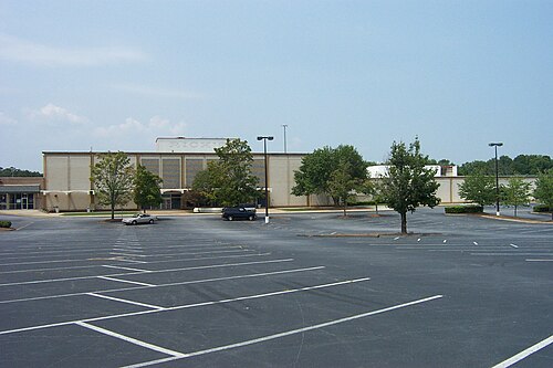 2010 年現在、コブ センター ショッピング センターにある、かつての Rich's の正面駐車場は Imagine International Academy of Smyrna になっています。