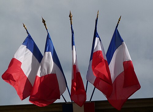 公共の建物によく掲げられる複数のフランス国旗