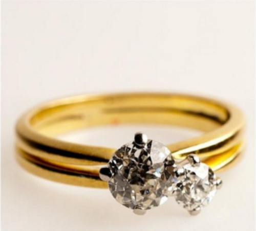 18金イエローゴールドとプラチナ製の婚約指輪。1.0カラットと0.30カラットのラウンドオールドヨーロピアンカットダイヤモンド2個がセットされ、Galtの刻印がある。