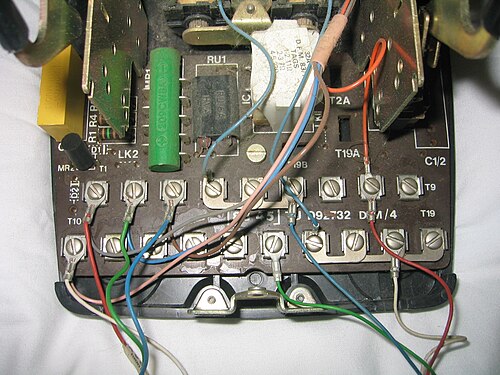 746 内部には、緑色のムカデのようなダイオードパックで識別できる内蔵レギュレータと、その横にサーミスタが配置されています。
