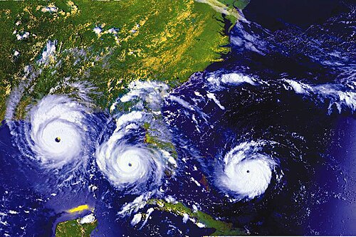 ハリケーン・アンドリューの3つの衛星画像の組み合わせ:フロリダに接近中、メキシコ湾に出現中、ルイジアナに接近中