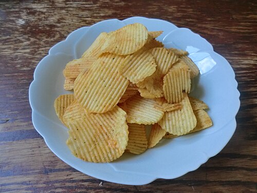 日本で売られているピザ味のポテトチップスのボウル