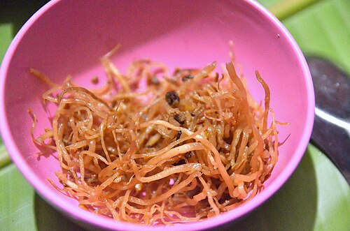 グチチェ：ある種のタマネギの根を揚げて漬けたもの