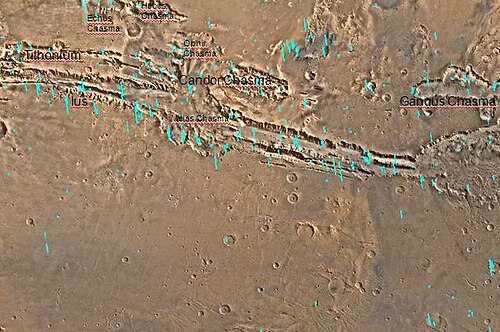 太陽系最大の峡谷群であるマリネリス峡谷の詳細を示すコプラテス四角形の地図。峡谷のいくつかはかつて水で満たされていた可能性があります。この地図には、いくつかの主要な峡谷の位置が示されています。