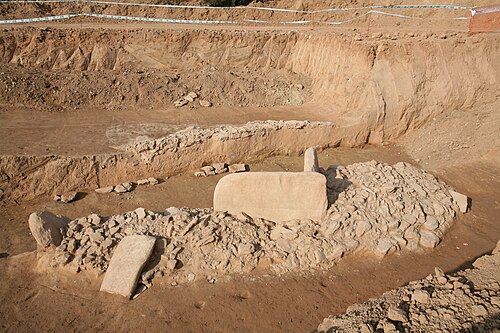 古い像メンヒルの石板で作られた棺のある古墳。スペイン、紀元前 2879-2589 年