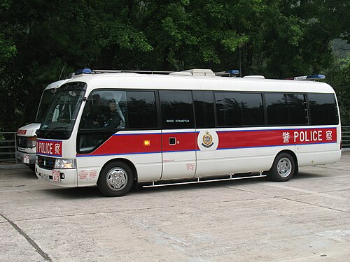警察の人員輸送車。