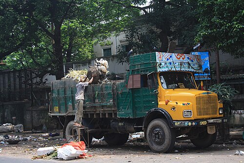 インドのトラックアートで精巧に装飾されたコルカタのゴミ収集車