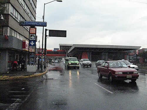 地上にある道路標識と地下鉄駅の画像