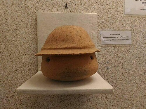 穴の開いた土器。