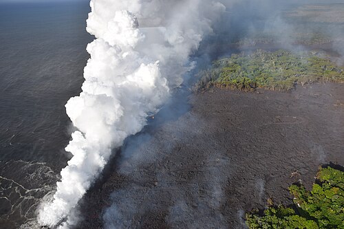 熱い溶岩が海に流れ込み、濃い白い煙を発生させる