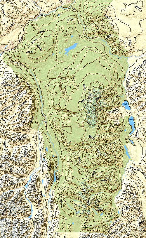 山岳地帯の環境を表す等高線付きの黄色と緑の地図。