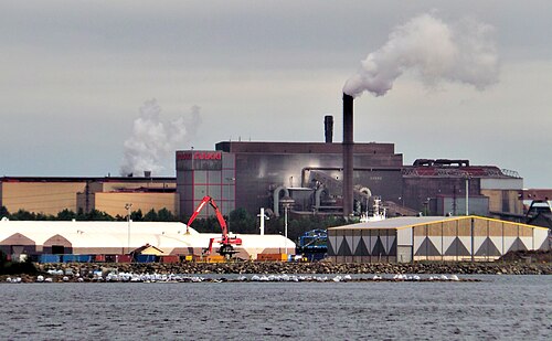 フィンランドのラーヘで、工業用原油流出事故現場近くの海岸に、汚染された石が詰まった白い袋が並んでいる。