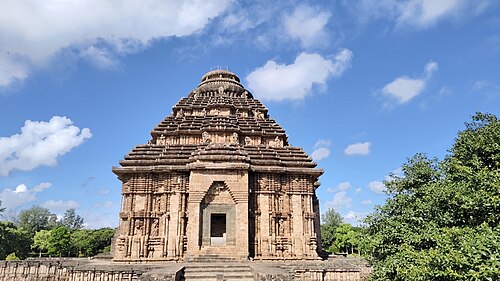 オディシャ州にあるコナーク太陽神殿（13世紀）は、ユネスコの世界遺産に登録されている。東ガンガ王朝のナラシンハ・デーヴァ1世によって建立された。