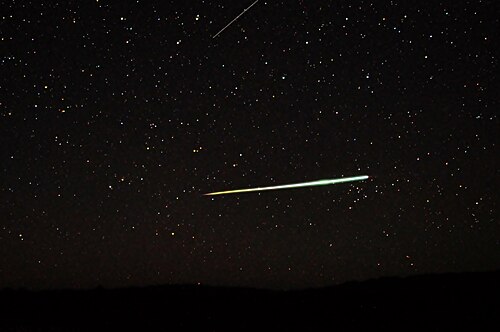 オーストラリア中央部の砂漠上空に散発的に現れる火球と琴座流星群（上端）