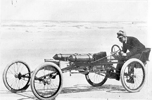 ビーチでパイレーツレーサーを運転するオールズ