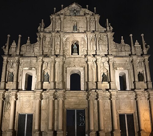 セントポール大聖堂のアーチにある石の彫刻とブロンズ像。