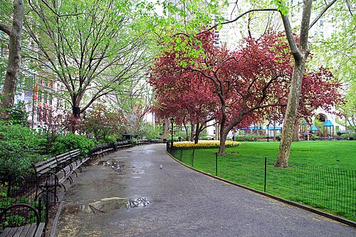 公園内、2013年4月