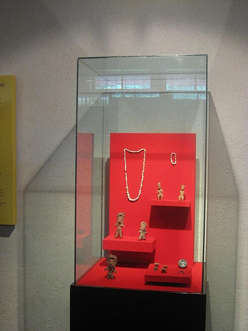 展示されているのは、宝石で飾られた粘土人形