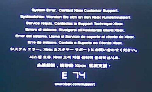 エラーコードE74が表示されます。大きなE74コードの上には、「システムエラーが発生しました。Xboxカスタマーサポートにお問い合わせください。」というメッセージが様々な言語で繰り返し表示されます。