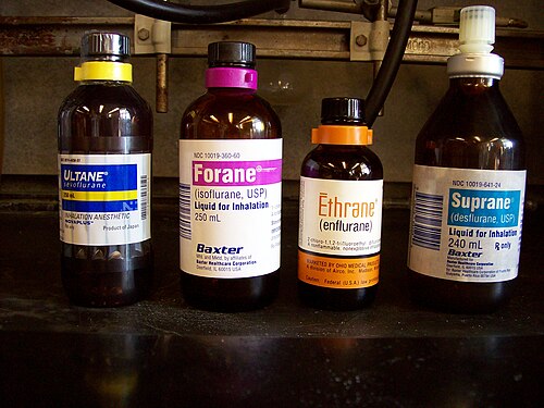最も一般的なフッ素化エーテル(フルラン)吸入麻酔薬であるセボフルラン、イソフルラン、エンフルラン、デスフルランのボトル。