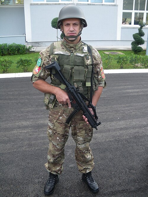HK MP5を構えるモンテネグロの兵士