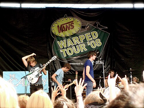 アカデミーは... 2008 年の Vans Warped Tour でパフォーマンスを披露