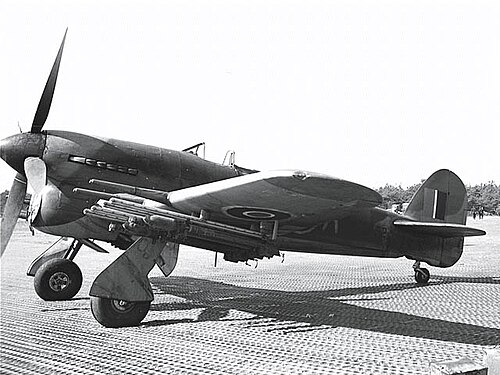 60ポンドRP-3ロケット弾と機関砲を装備したホーカー・タイフーン戦闘機。