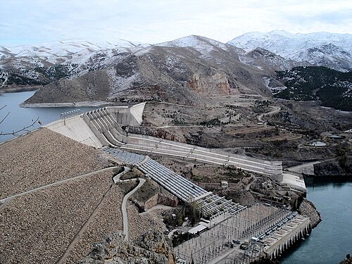 山岳地帯に水出口を備えた大きなダム