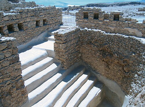 ヤディンは階段状のプールをヘロデ時代の水泳用プールと解釈しており、反乱軍が公共の儀式用沐浴場（ミクヴェ）として使用していた可能性もある（平面図の17番）。