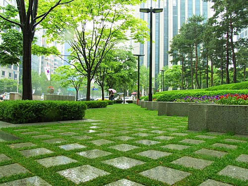 雨の日のポスコビル前の小さな歩道