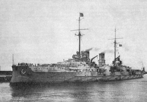 港には大きな灰色の軍艦が停泊しており、2本の煙突からは薄い煙がゆったりと立ち昇っている。