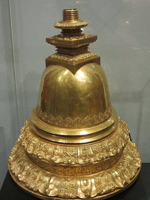 1855年にシュエダゴン・パゴダの基壇部で発見された、仏塔の形をした金の仏舎利容器。現在はヴィクトリア＆アルバート博物館に所蔵されている。15世紀から16世紀にかけてのものとされる。