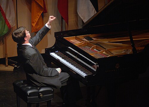 スティーブン・ビースが2006年ジーナ・バッカウアー国際ピアノコンクールで演奏