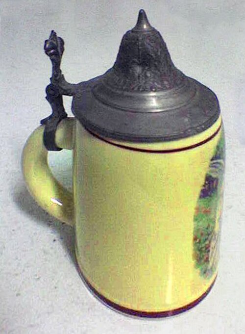 蓋付きの小さな陶器製タンカード