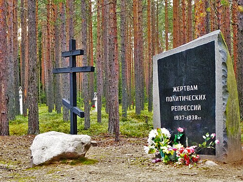 ロシア、ペトロザヴォーツク近郊のクラスヌイ・ボル記念墓地