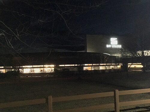 ベイカレッジHUBビル、夜間
