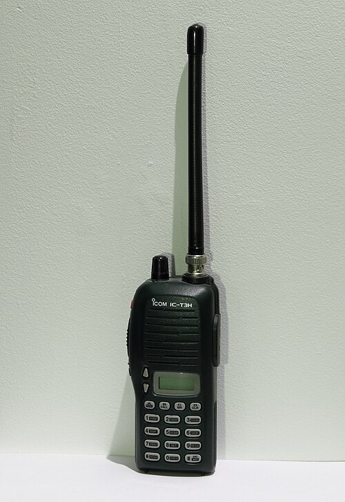 トランシーバーに取り付けられたゴム製のアヒル型アンテナ、144MHz