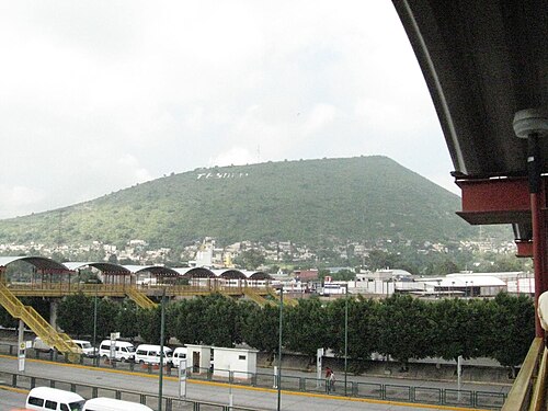 ロス・レイエス・アカキルパン市にあるメキシコシティ地下鉄ラ・パス駅から撮影した、（休火山）ラ・カルデラの眺め。