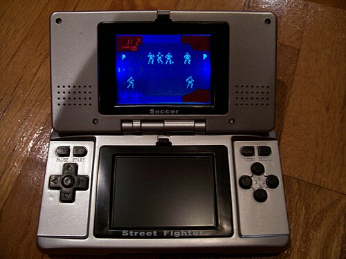 ネオダブルゲームはDSのデザインを模倣しているが、ゲームはセグメント化されたLCD画面でプレイされる。